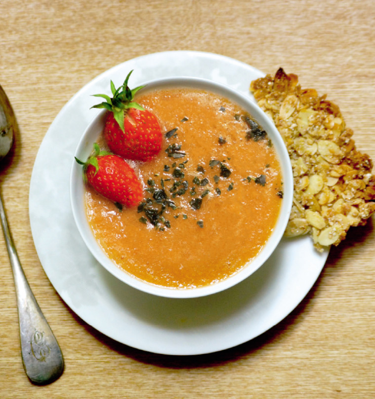  Soupe de rhubarbe et fraises  avec sa nougatine 