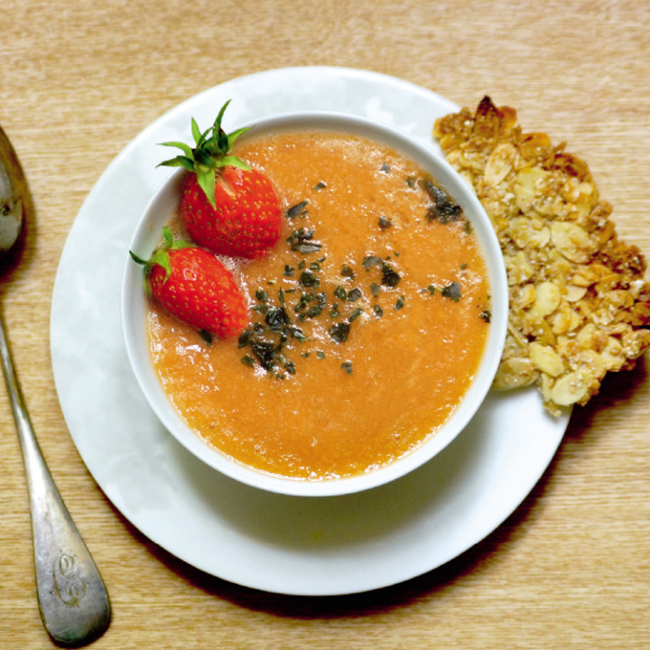 Soupe de rhubarbe et fraises  avec sa nougatine